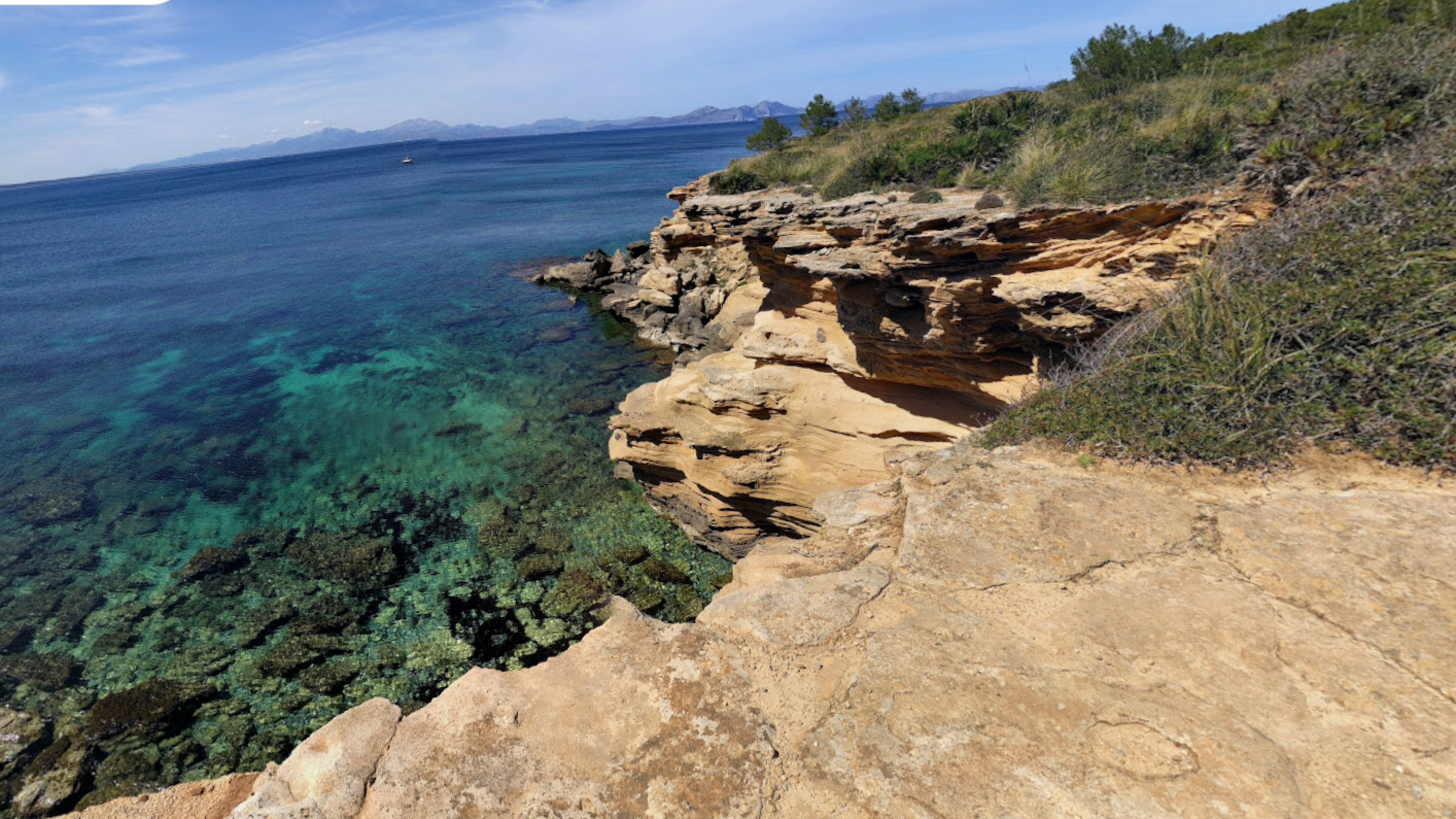 Nederlandse toeriste (69) valt van klif op Mallorca: met botbreuken per helikopter naar ziekenhuis gebracht